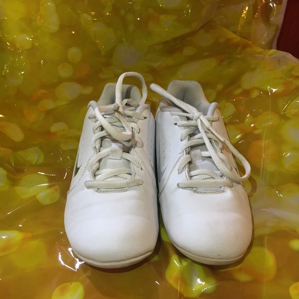 Nike sideline 3 Cheerleader shoes girls size 3y